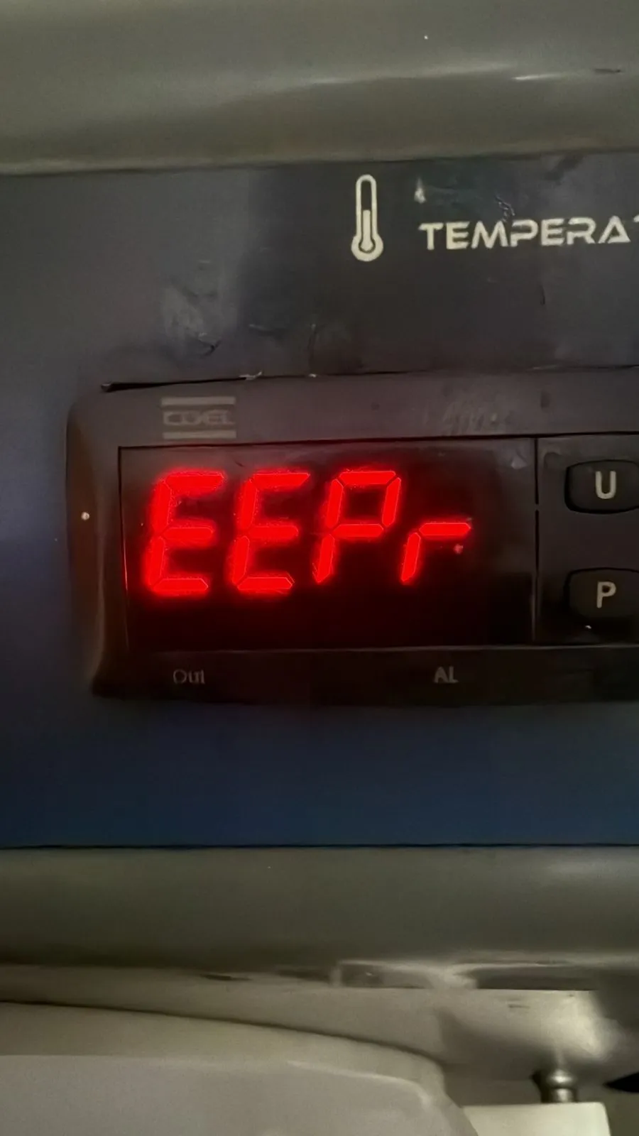 Display vermelho de controlador de temperatura Coel mostrando a mensagem EEPr