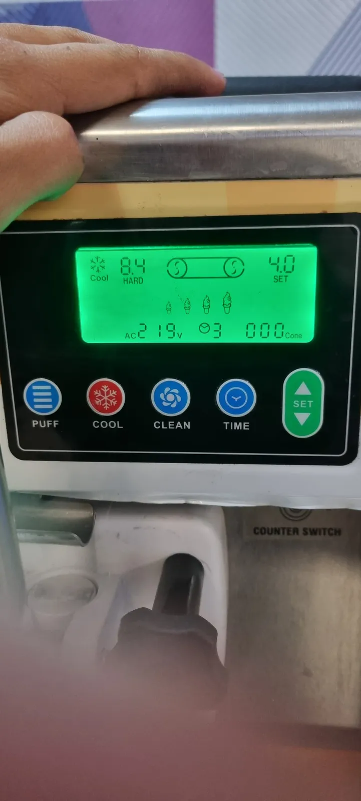 Painel verde de máquina de sorvete expresso com os botões Puff, Cool, Clean e Time