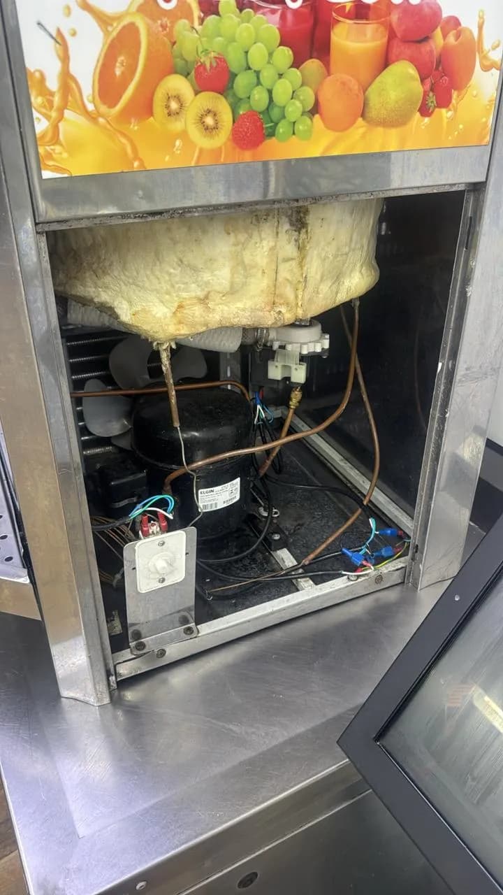 Compartimento inferior de máquina refrigerada aberto, com compressor Elgin, fiação e tubos de cobre