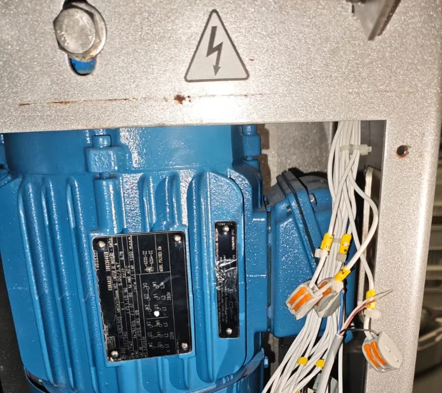 Motor elétrico azul WEG com placa de identificação, ao lado de fios brancos com anilhas e conectores