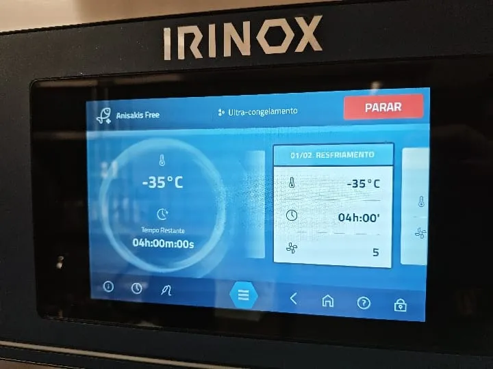Tela sensível ao toque Irinox em ultracongelamento, marcando −35 °C e 4 horas restantes