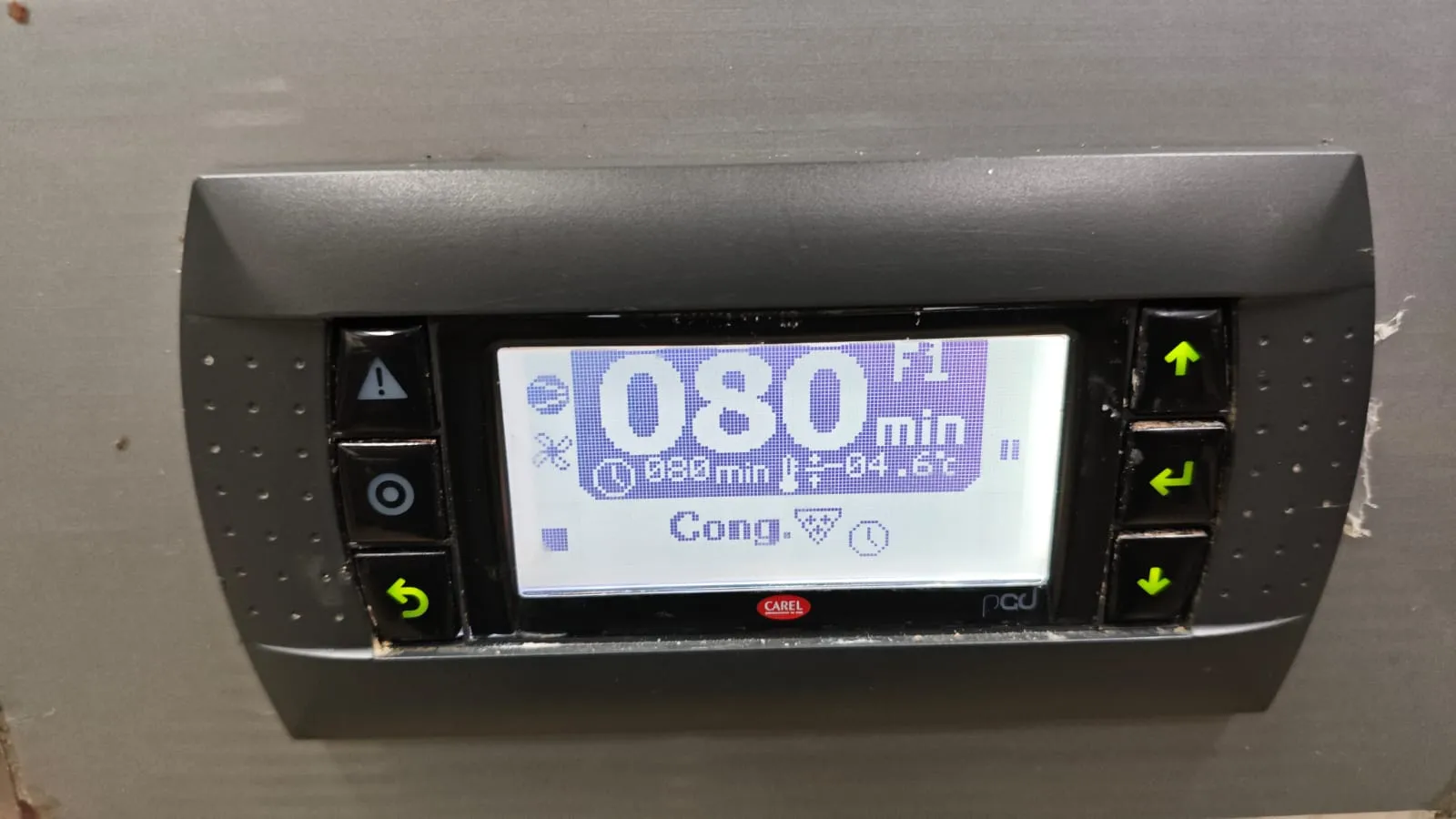 Painel Carel com tela mostrando 080 min, temperatura de −4,6 °C e modo de congelamento